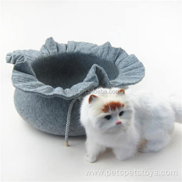 Lovely-flower-shape warm felt cat cave bed